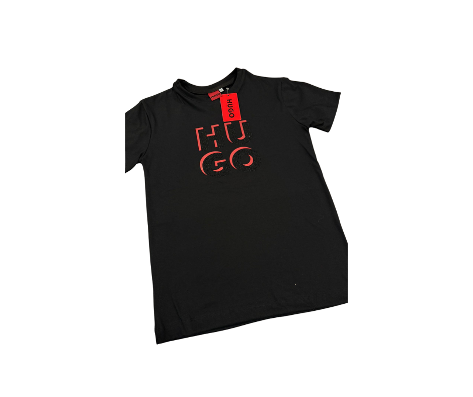 Playera Hugo logo negro con rojo